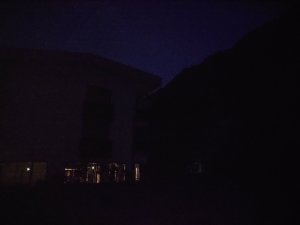 バスが着いたらまだ真っ暗。明るくなるまでしばし待機、、身体もウトウト。